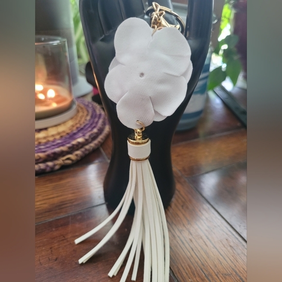 Elegant White Floral Tassel Keychain - Picture 2 of 4